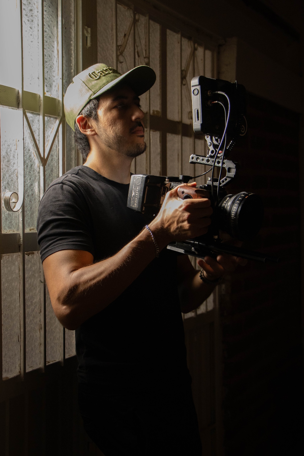 Camarógrafo preparando una toma en locación