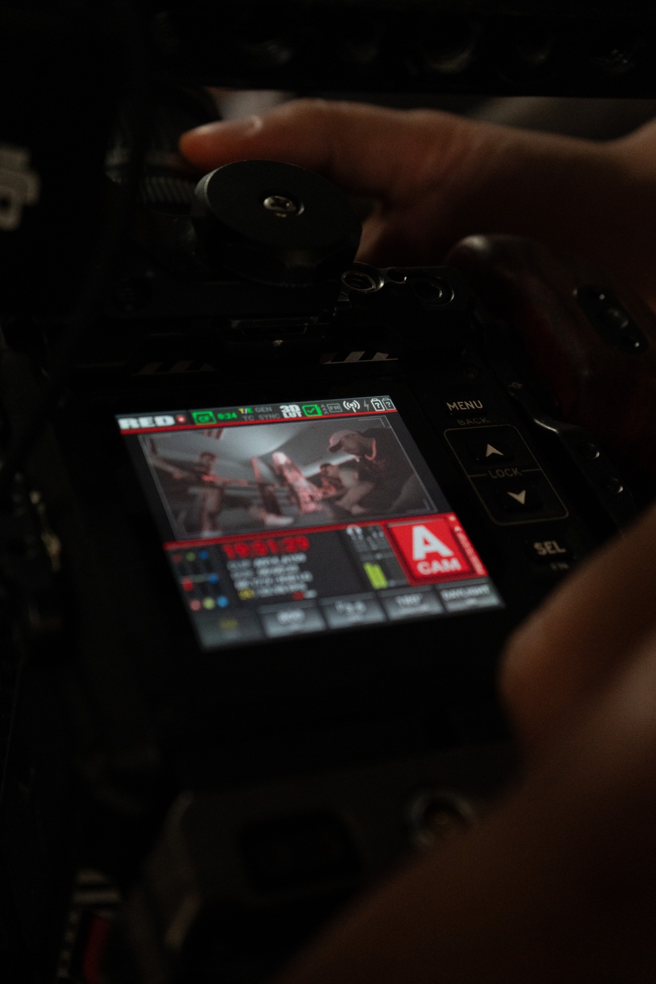 Monitor de cámara grabando una escena durante el rodaje